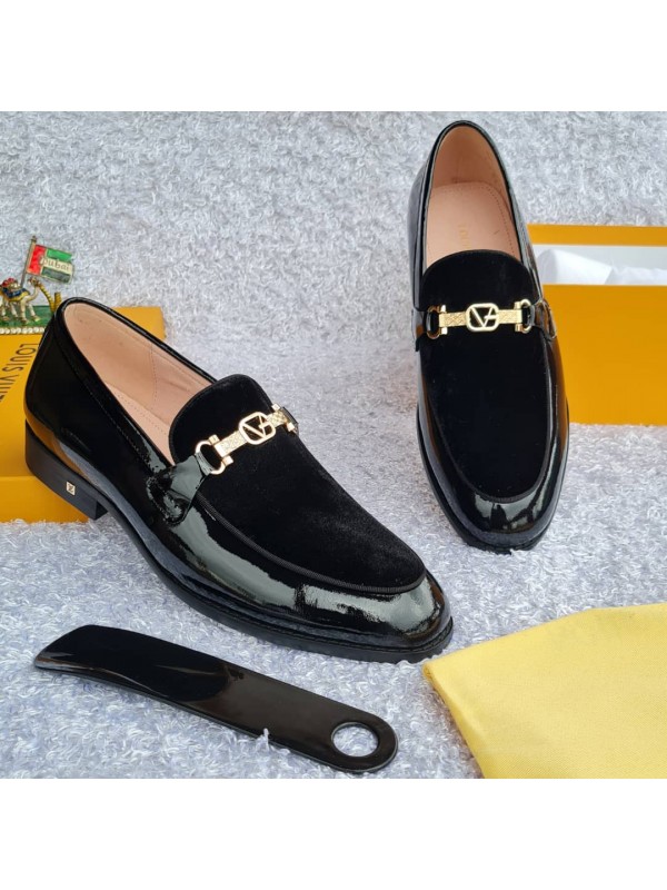 Glossy sales black shoes